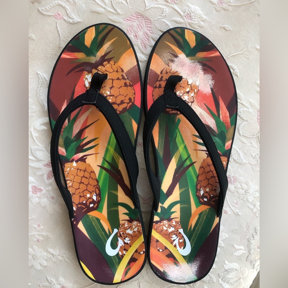 OluKai Pineapple Print Flip Flops with Black Straps pre-owned good condition.